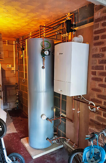 https://maylandsplumber.com.au/uploads/2025/06/hot-water-684599.jpg